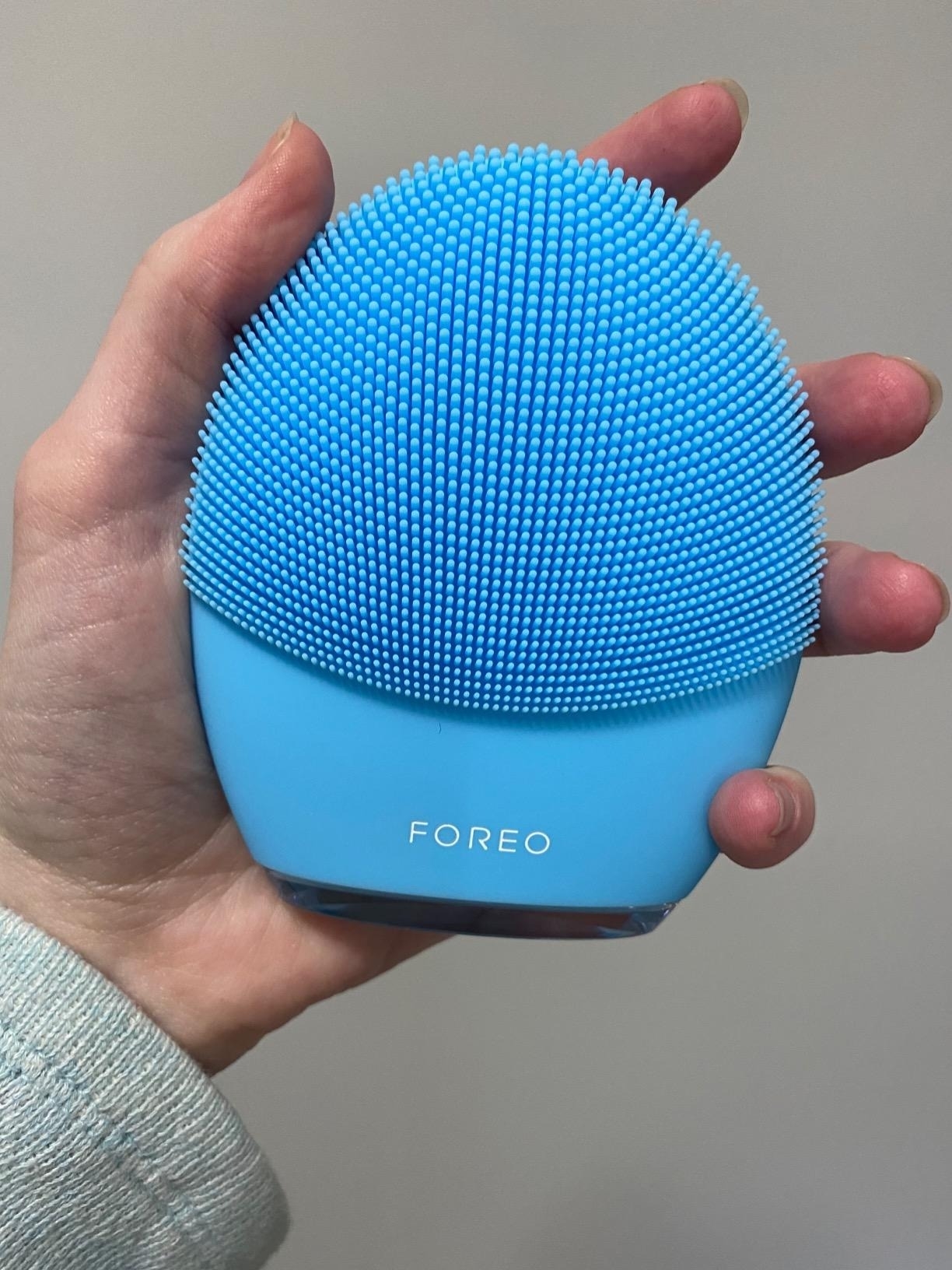 reviewer image of the blue foreo