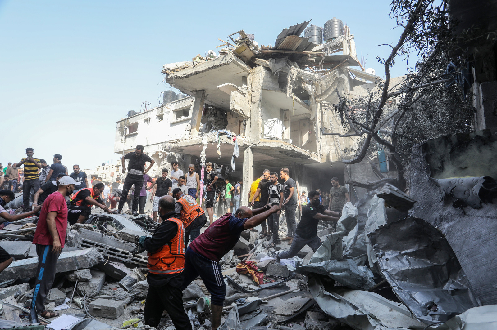 2023年10月22日、ガザ地区南部のラファにて、イスラエルによる空爆後、破壊された建物の瓦礫の下敷きになったパレスチナ人の捜索・救助活動を行う人々（Getty Images）