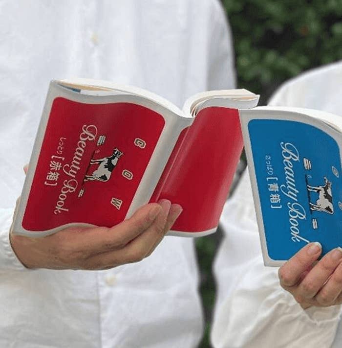 「赤箱」「青箱」のブックカバー(牛乳石鹼共進社のプレスリリースより)