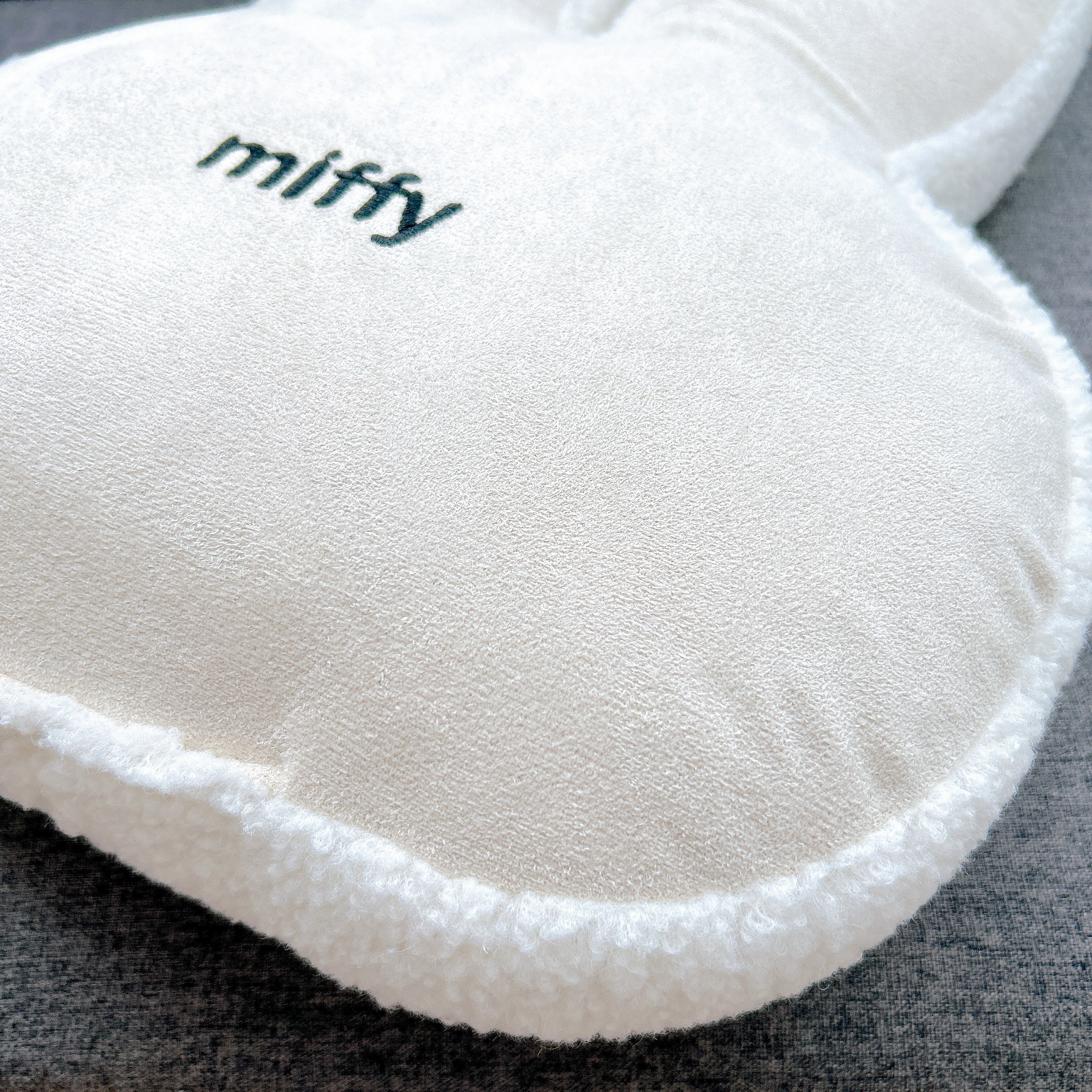 ニトリのおすすめインテリア「miffy ミッフィーボアダイカットクッション」