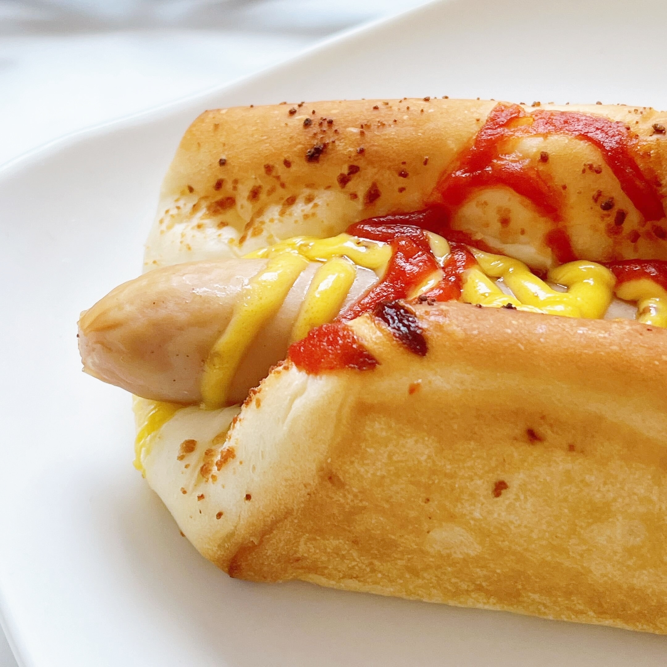 FamilyMart（ファミリーマート）のオススメのパン「ジューシーあらびきウインナー」