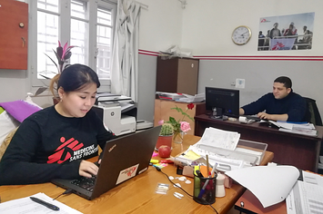 写真左が2019年にガザ地区に派遣された際の白根麻衣子さん（国境なき医師団提供）