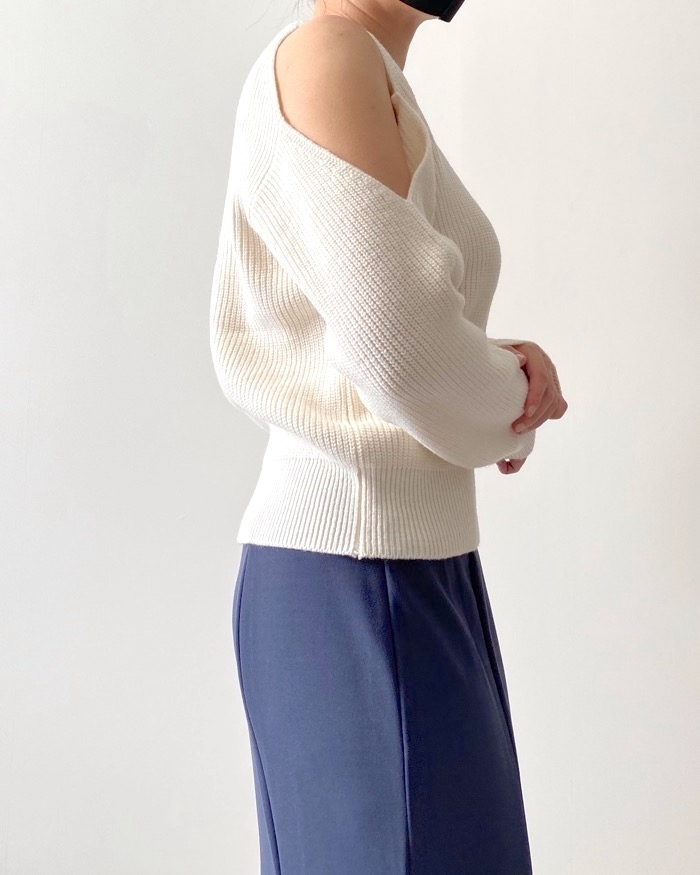 GUのオススメのトップス「カットアウトセーター(長袖)Q」