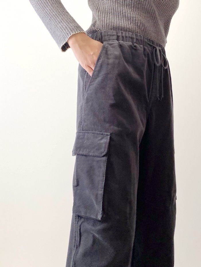 GU（ジーユー）のおすすめボトムス「コーデュロイパラシュートパンツ」