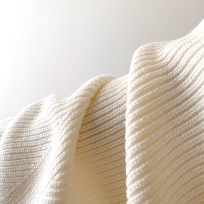 GUのオススメのトップス「カットアウトセーター(長袖)Q」