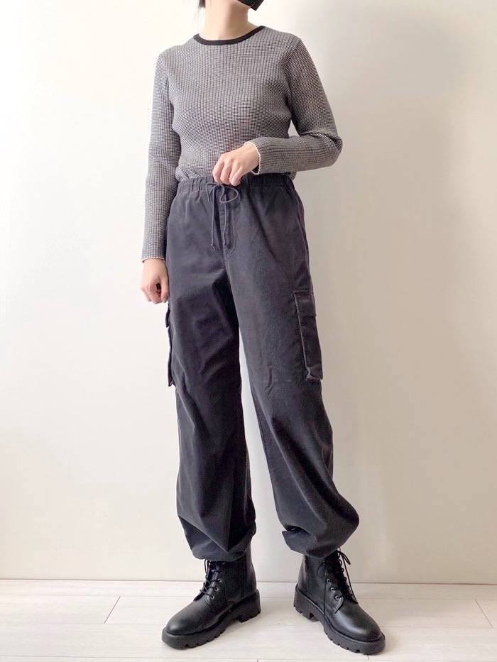 GU（ジーユー）のおすすめボトムス「コーデュロイパラシュートパンツ」