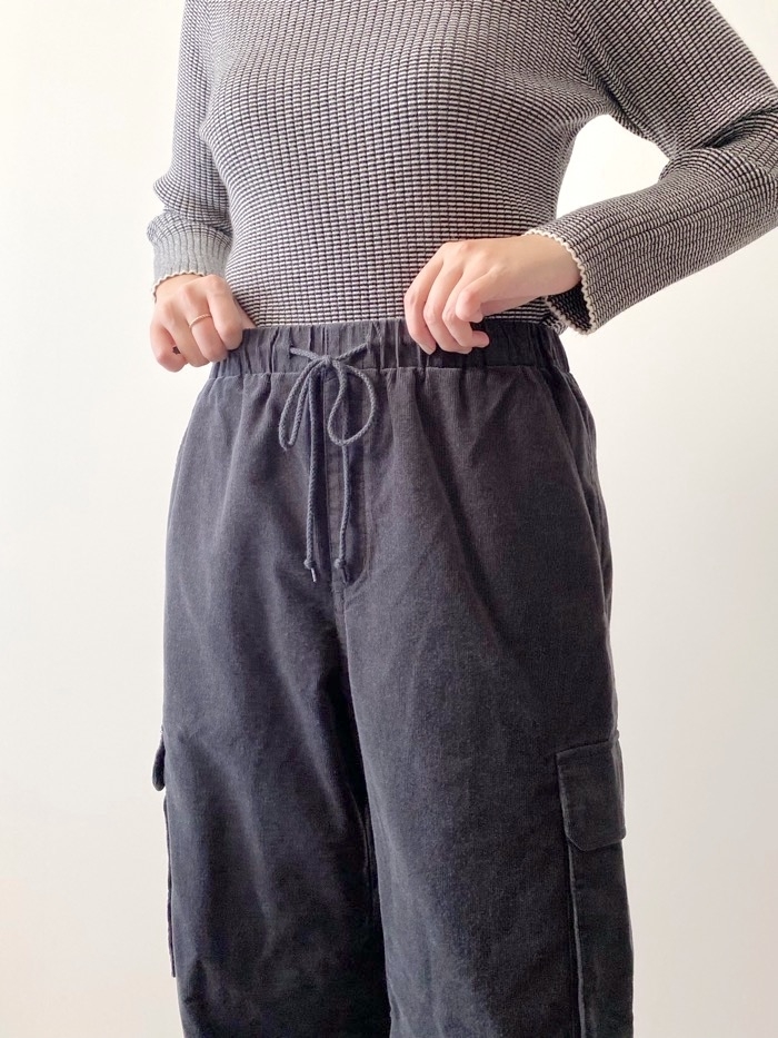 GU（ジーユー）のおすすめボトムス「コーデュロイパラシュートパンツ」