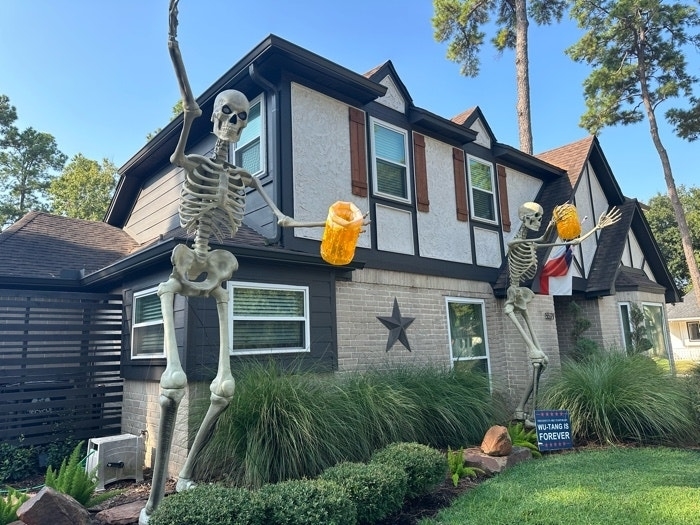 12 Pictures Of The Viral 12-Foot Home Depot Skeletons