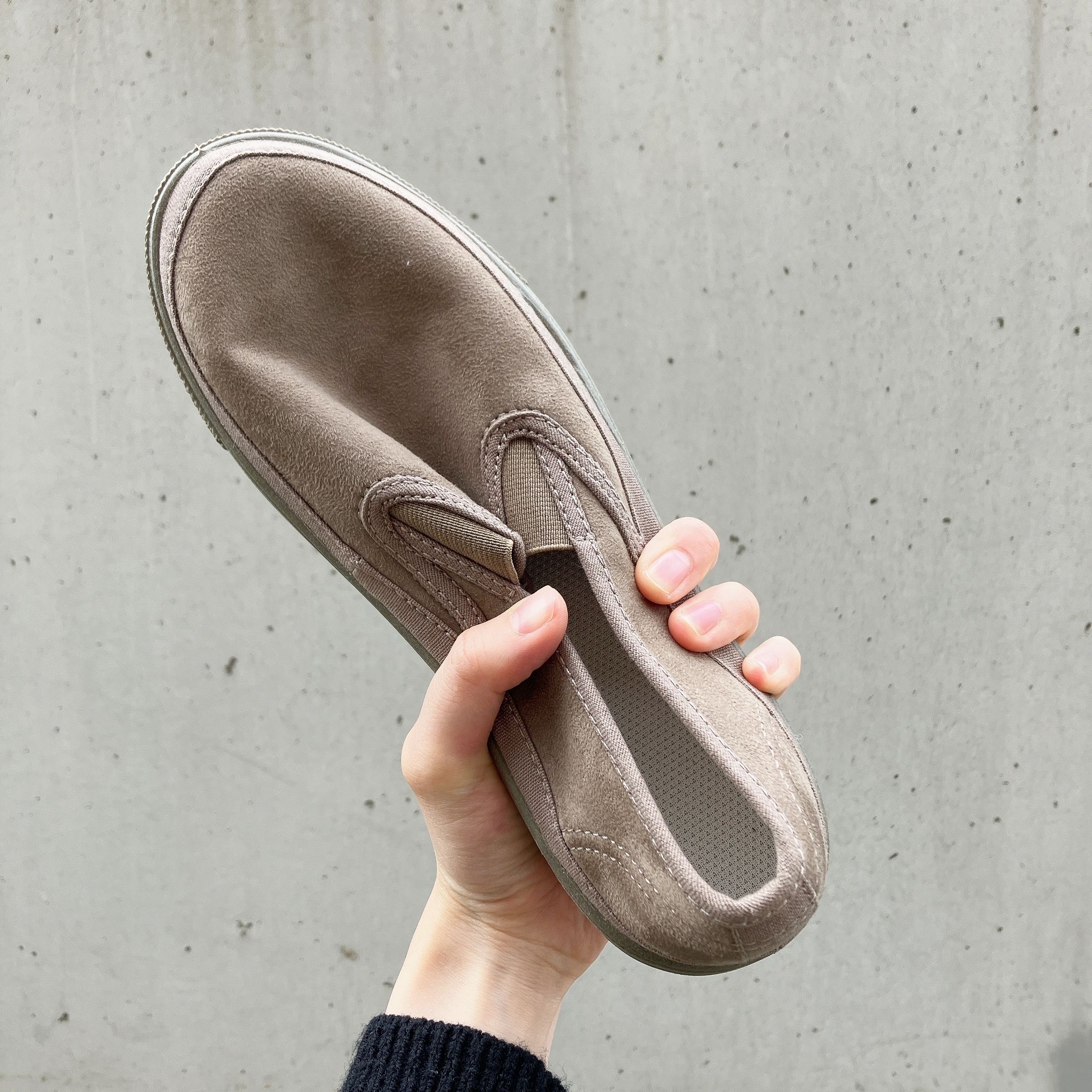 無印良品のおすすめシューズ「撥水起毛スリッポンスニーカー」