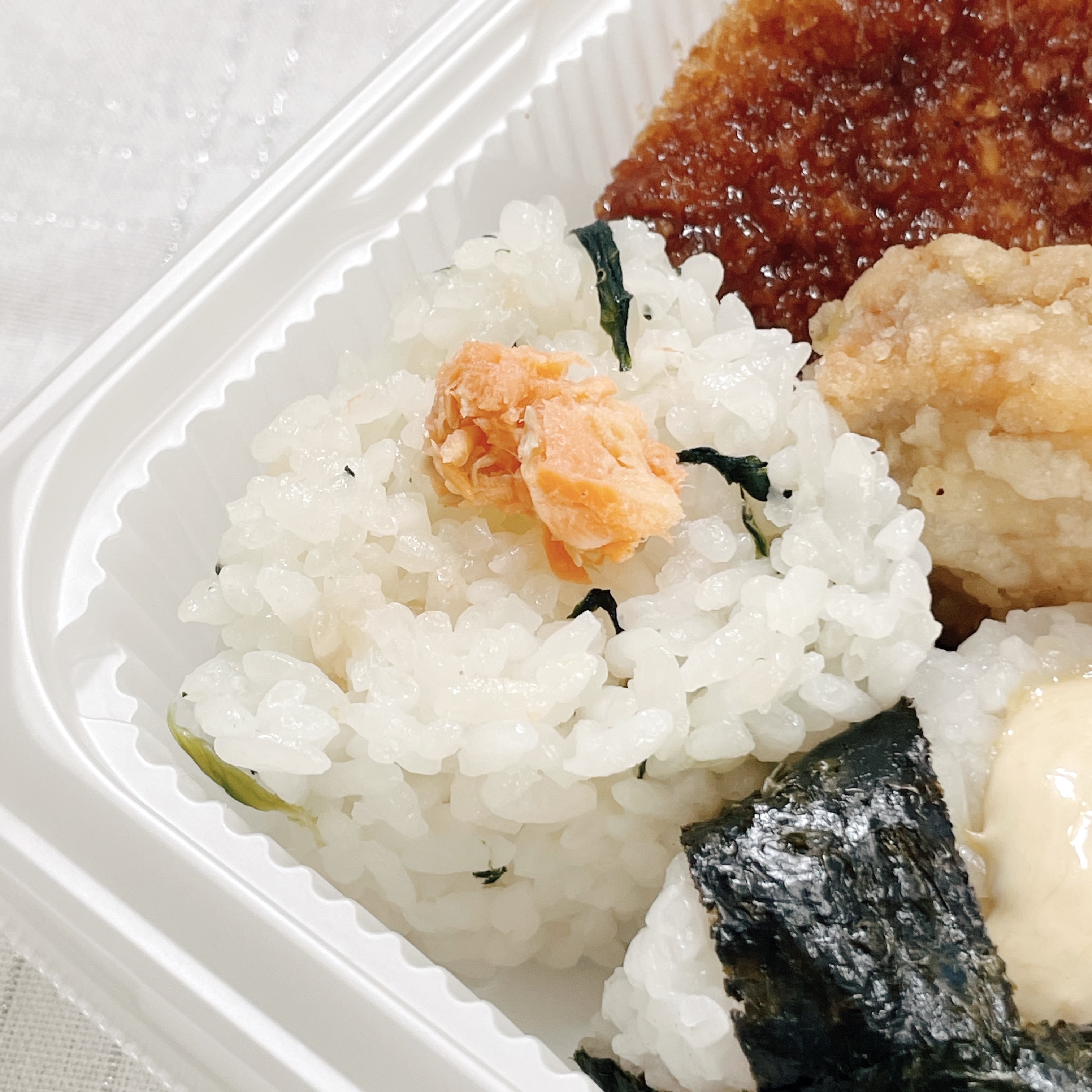 セブンのおすすめグルメ「3種おにぎりのお弁当」