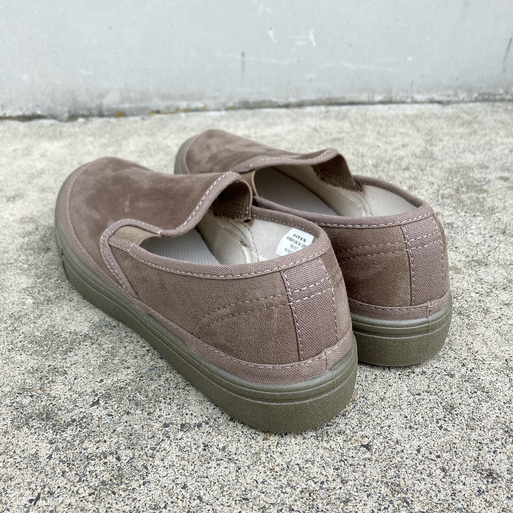 無印良品のおすすめシューズ「撥水起毛スリッポンスニーカー」