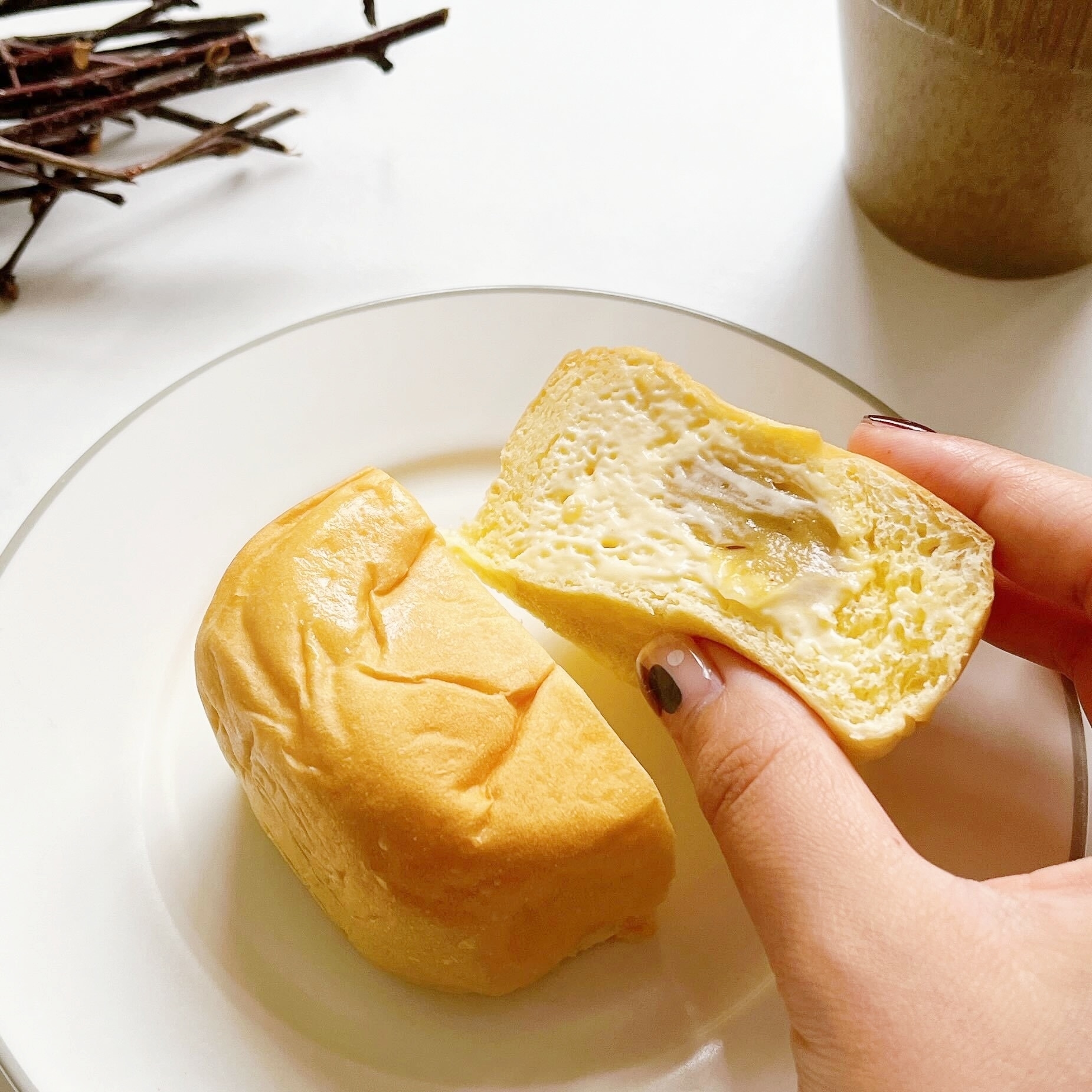 FamilyMart(ファミリーマート)のオススメのパン「八天堂 冷やして食べるとろけるくりーむパン 紅はるか」