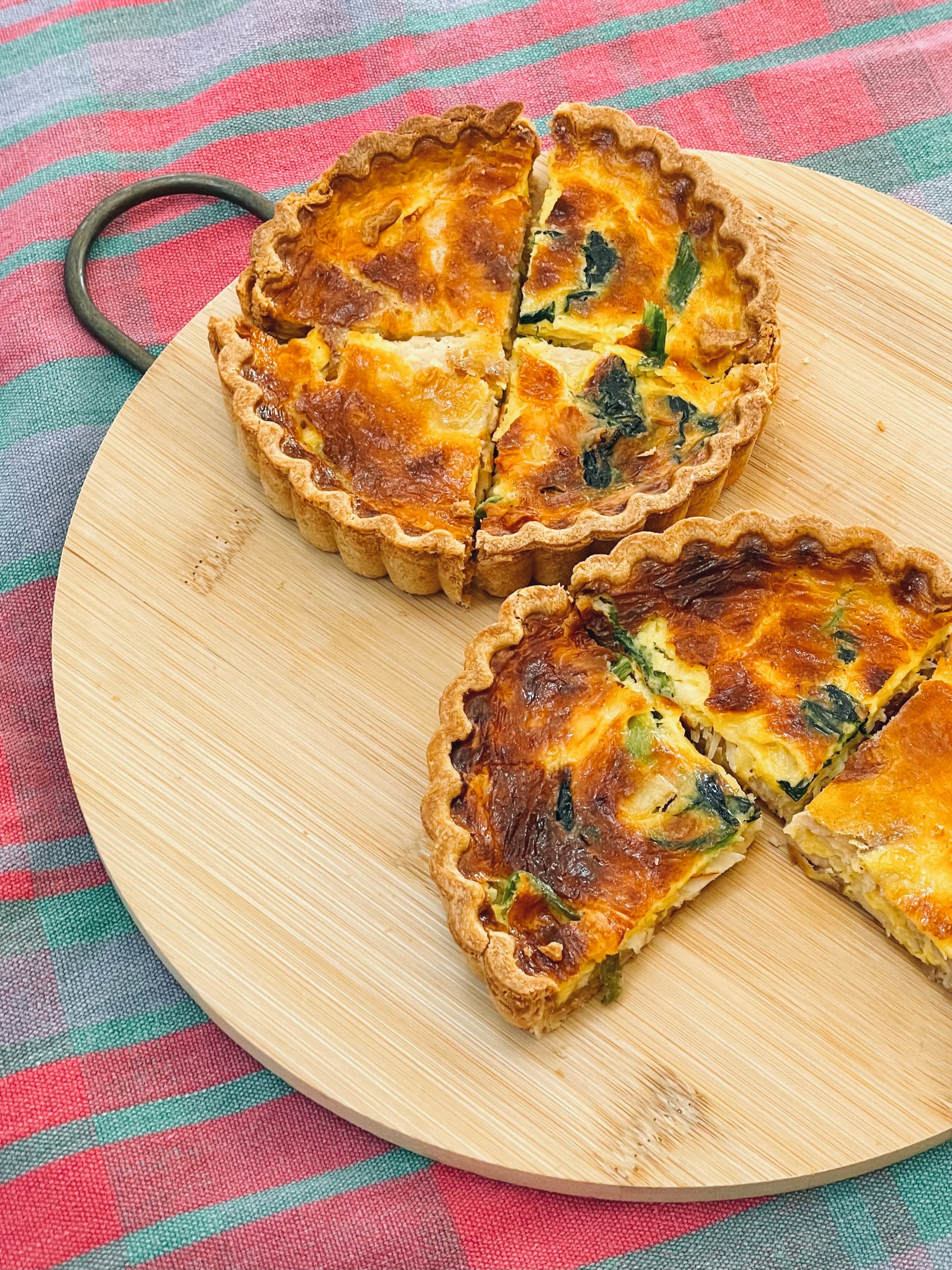 無印のおすすめグルメ「ベーコンとチーズのキッシュ」と「チキンとほうれん草のキッシュ」