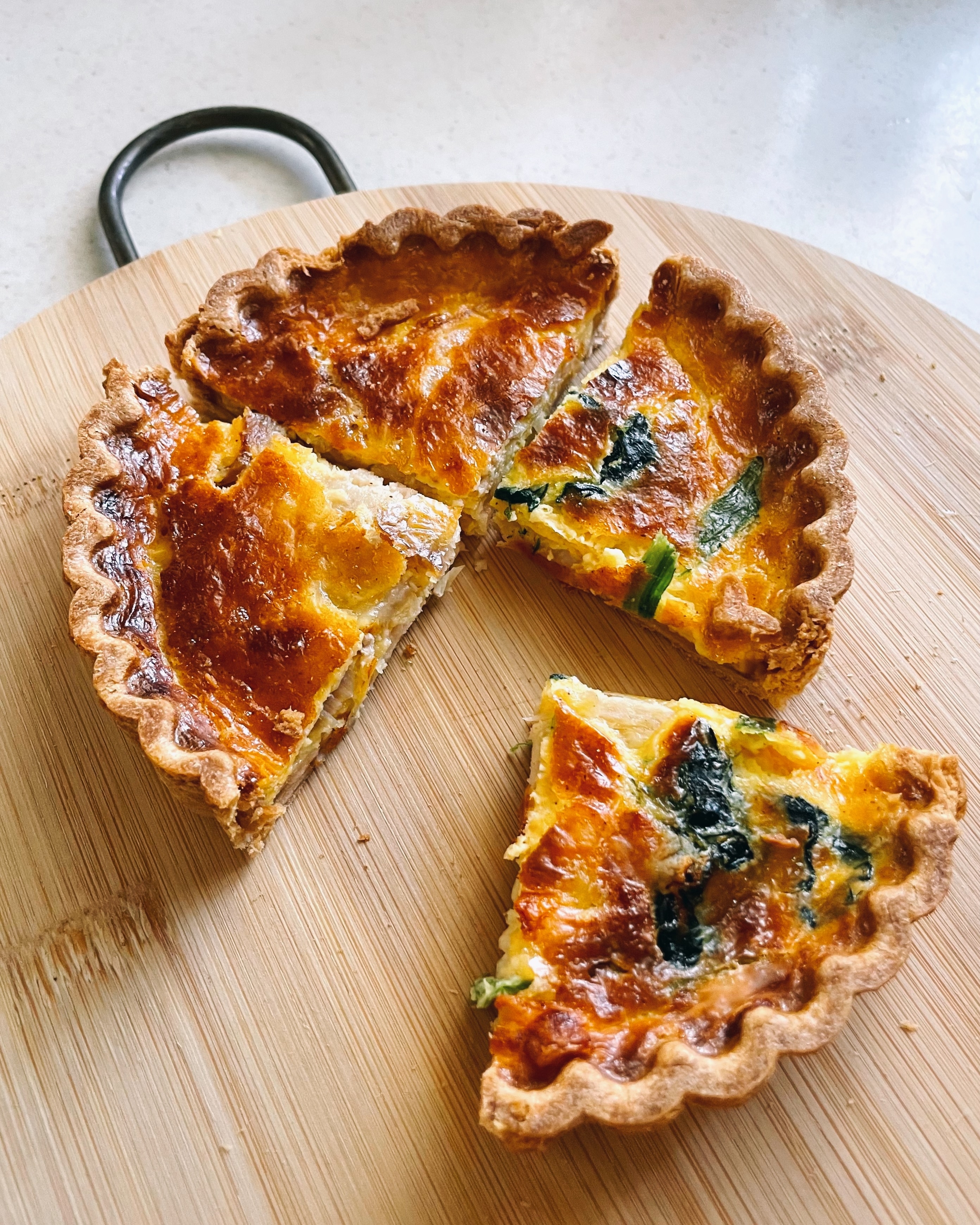 無印のおすすめグルメ「ベーコンとチーズのキッシュ」と「チキンとほうれん草のキッシュ」