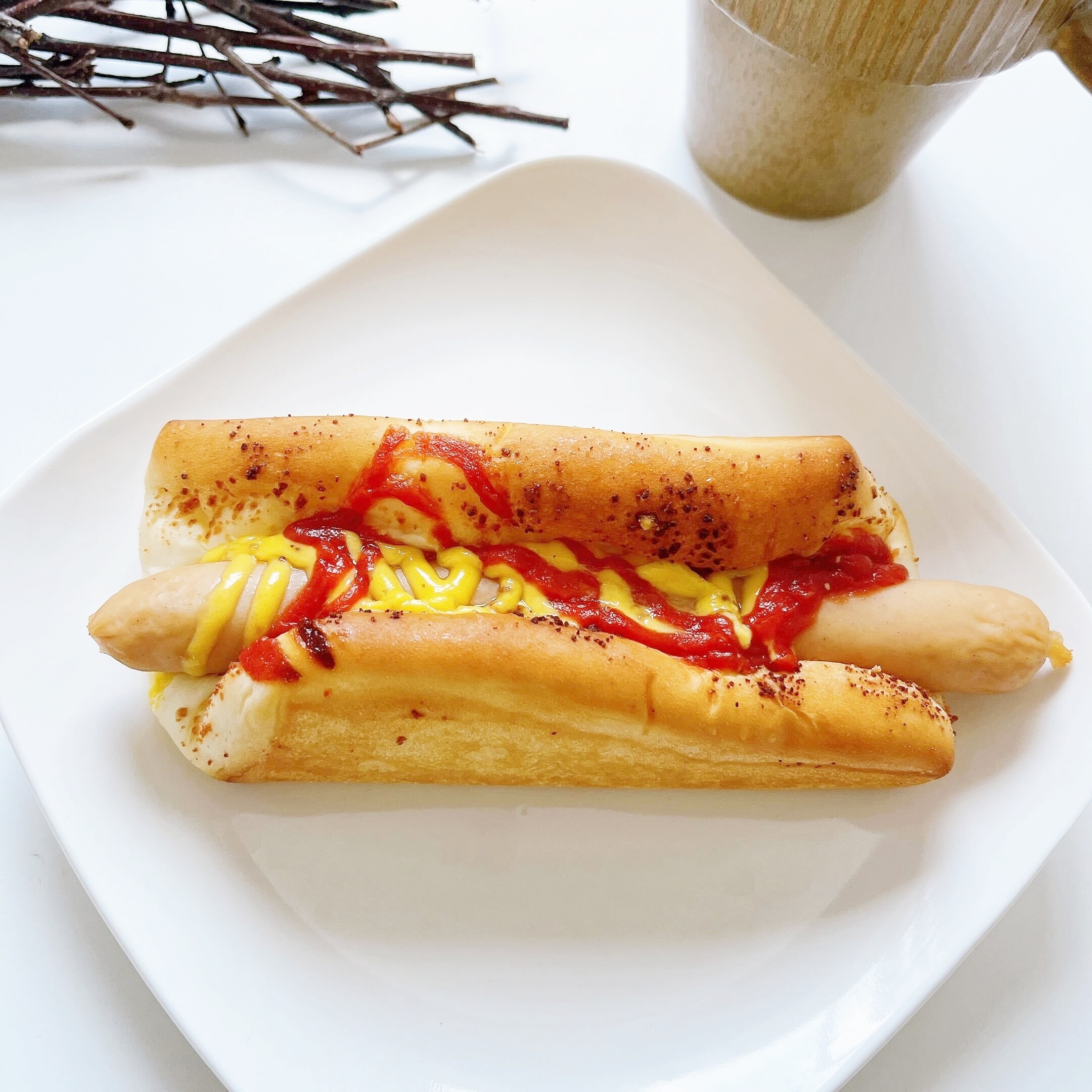 FamilyMart(ファミリーマート)のオススメのパン「ジューシーあらびきウインナー」