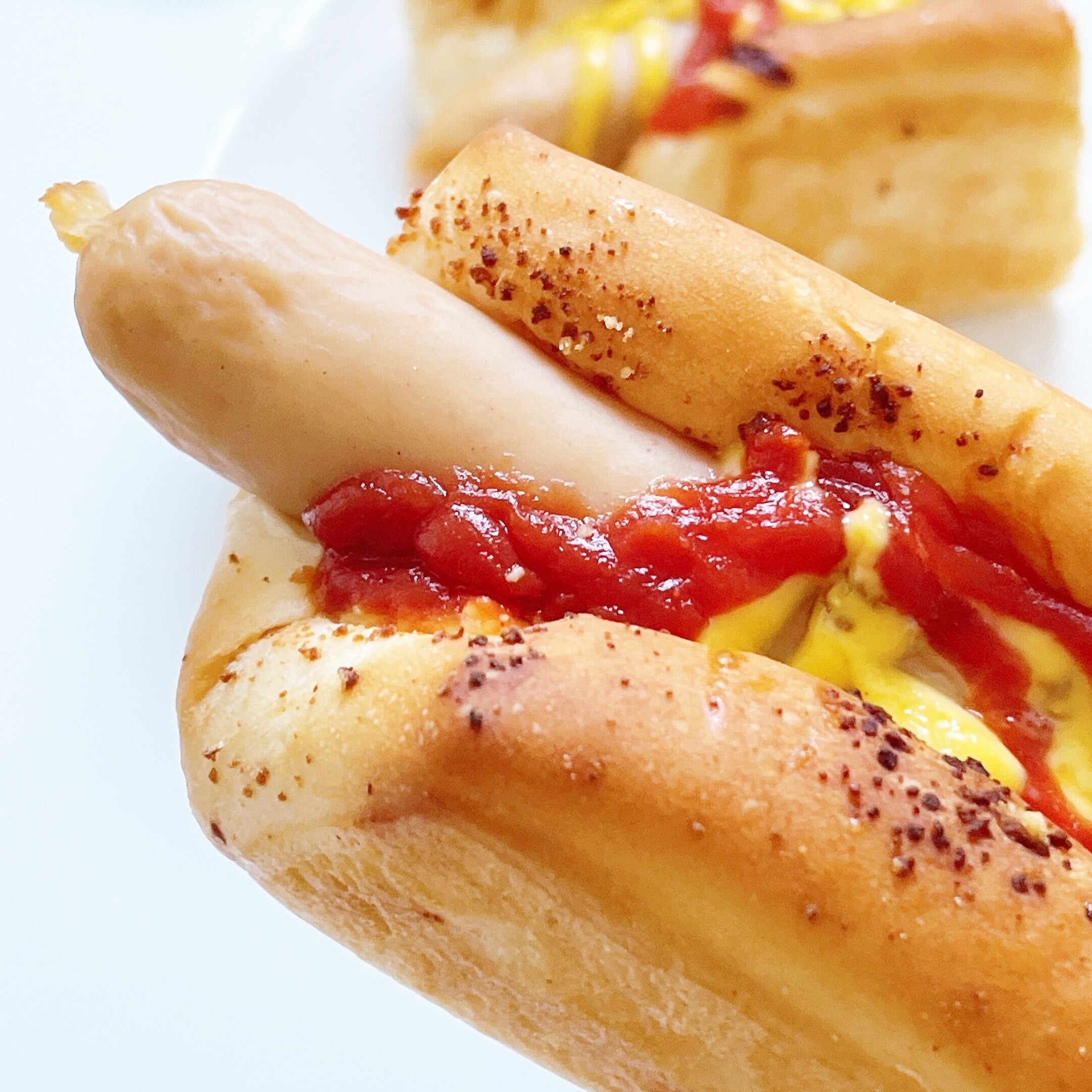 FamilyMart(ファミリーマート)のオススメのパン「ジューシーあらびきウインナー」