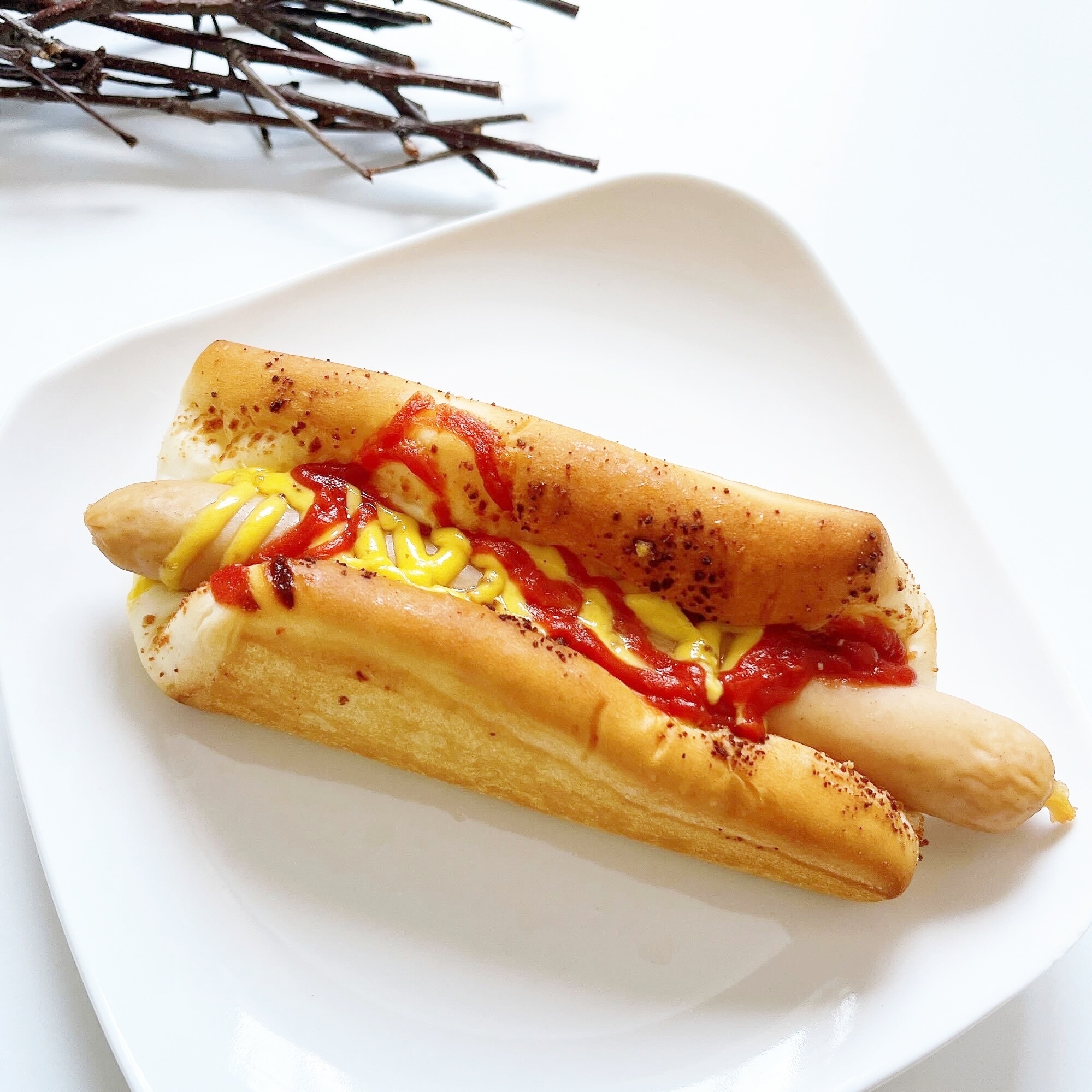 FamilyMart(ファミリーマート)のオススメのパン「ジューシーあらびきウインナー」