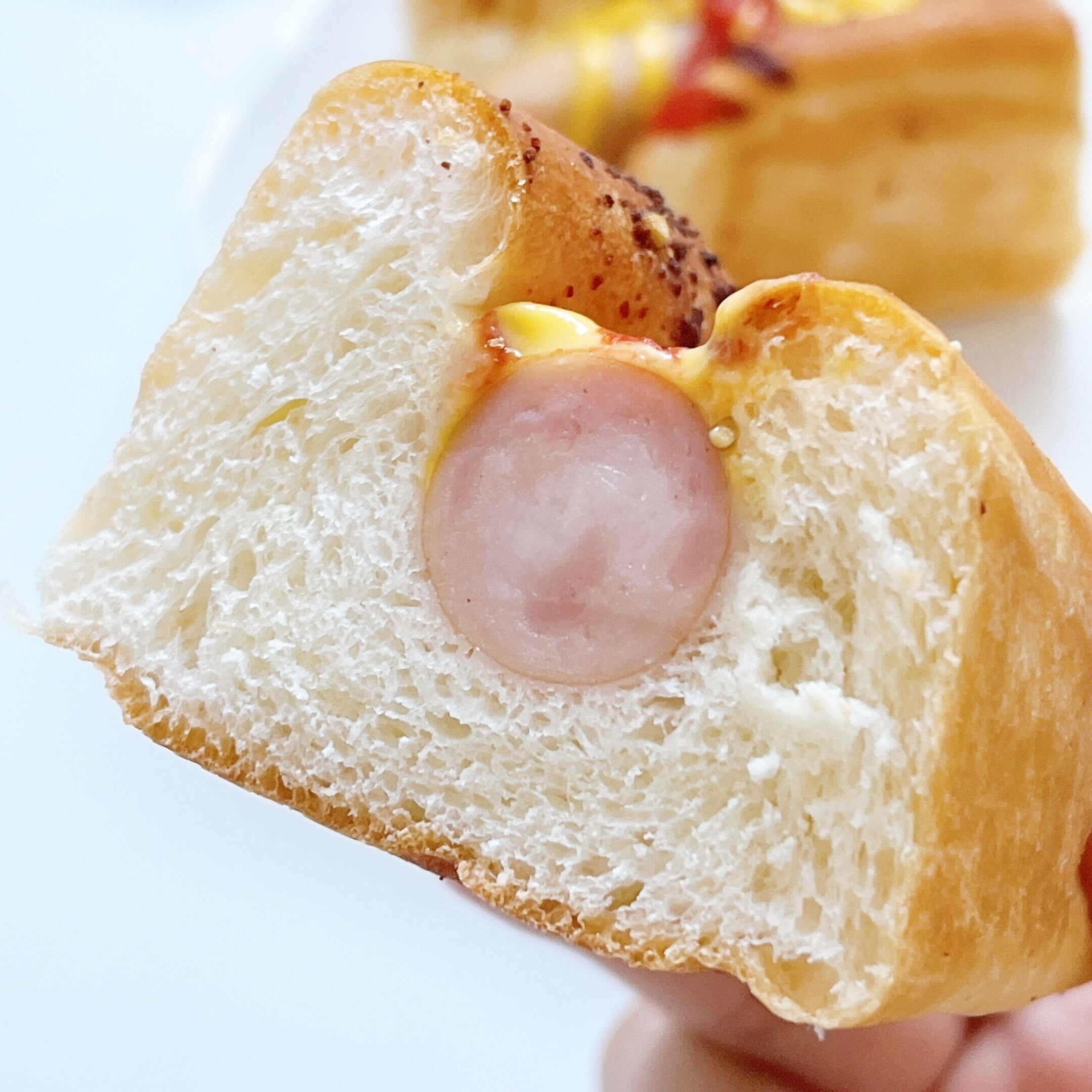 FamilyMart(ファミリーマート)のオススメのパン「ジューシーあらびきウインナー」