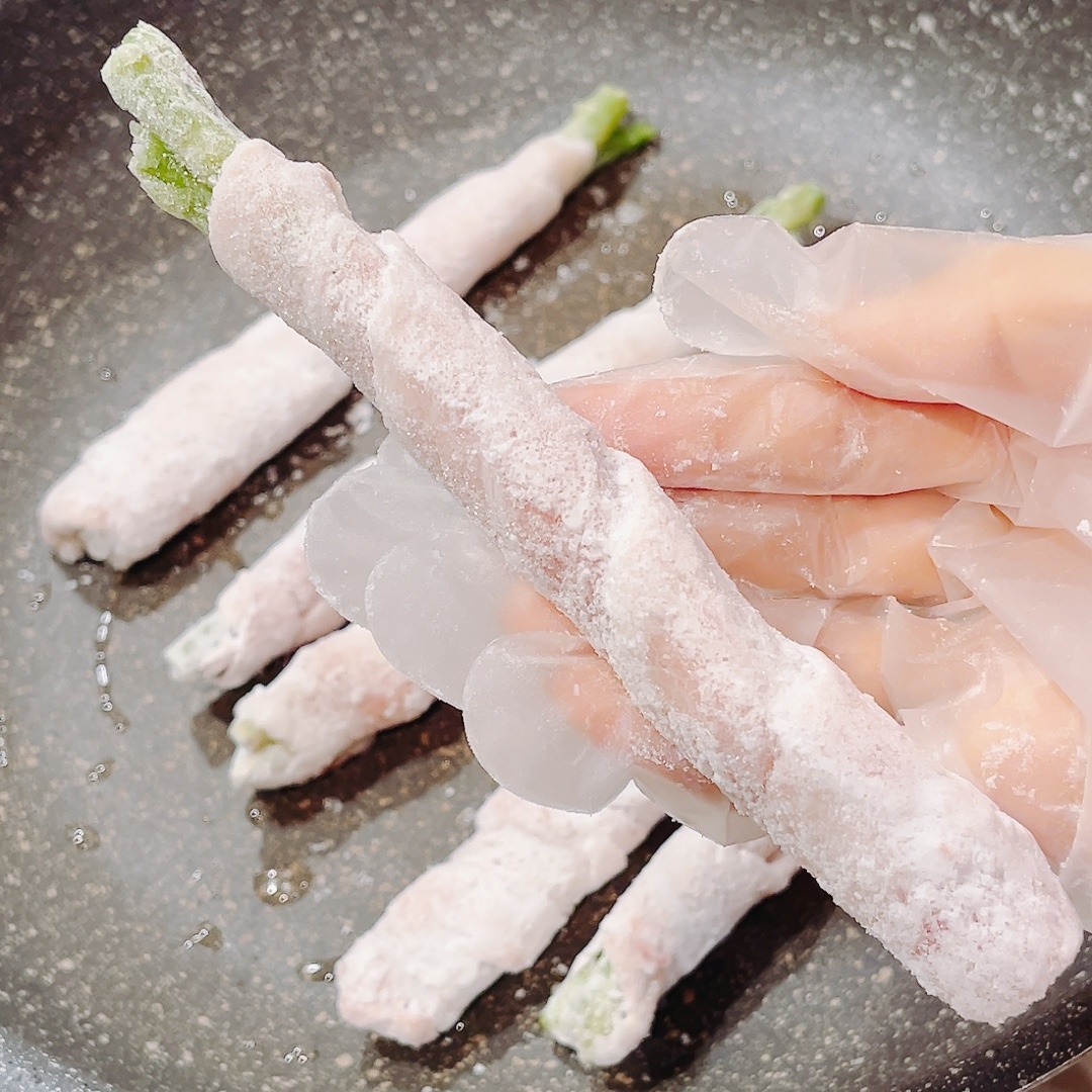 業務スーパーのオススメのおかず「豚肉のアスパラ巻き」