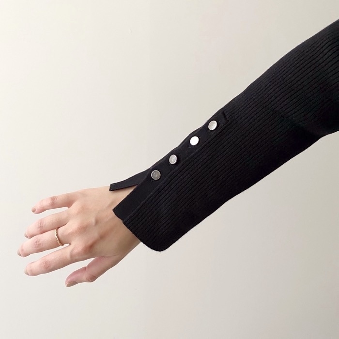 GUのオススメのトップス「リブボタンスリーブセーター(長袖)Z」