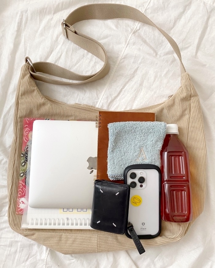 GUのオススメのバッグ「コーデュロイラウンドショルダーバッグ」