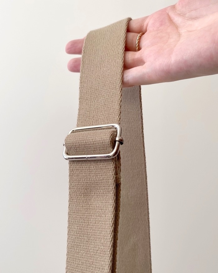 GUのオススメのバッグ「コーデュロイラウンドショルダーバッグ」