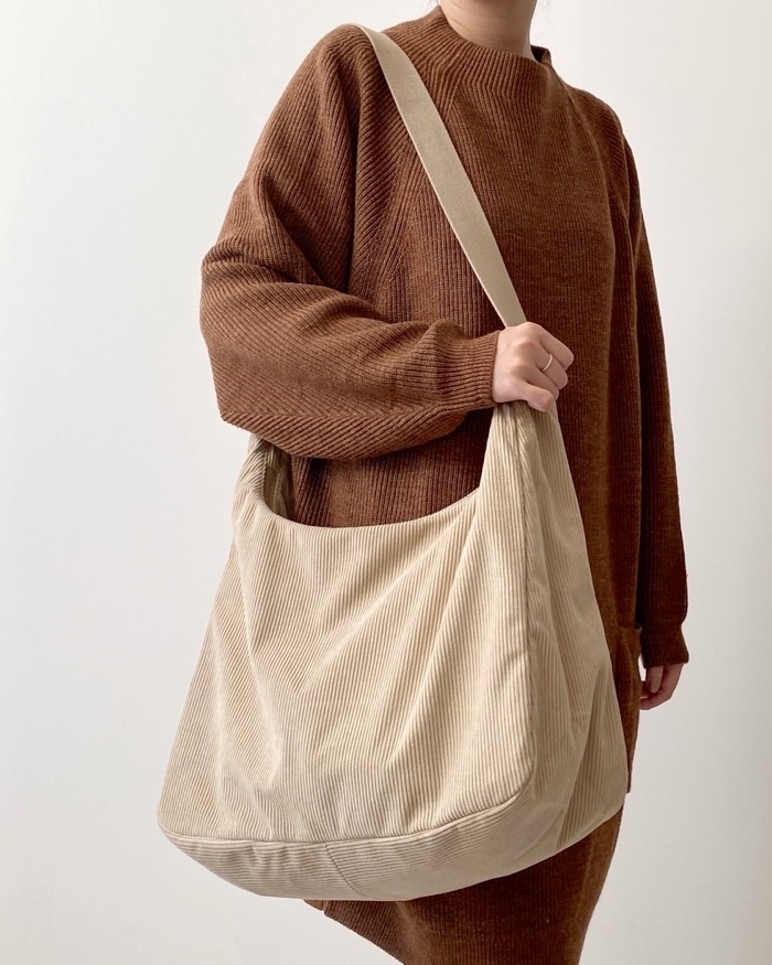 GUのオススメのバッグ「コーデュロイラウンドショルダーバッグ」