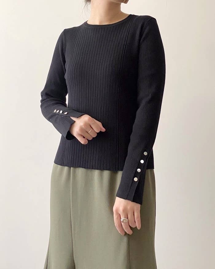 GUのオススメのトップス「リブボタンスリーブセーター(長袖)Z」