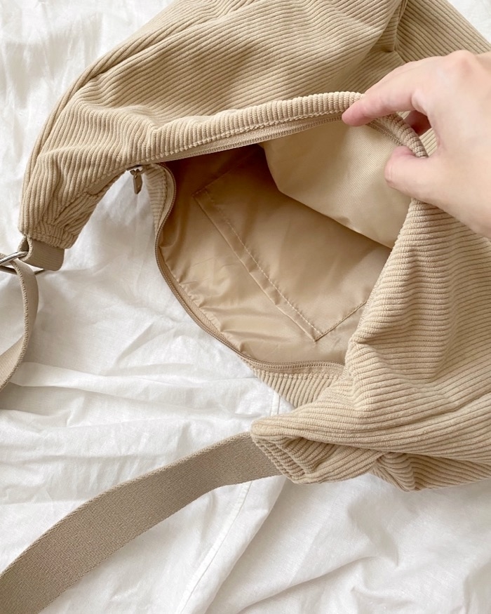 GUのオススメのバッグ「コーデュロイラウンドショルダーバッグ」