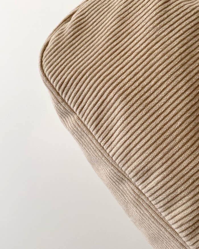 GUのオススメのバッグ「コーデュロイラウンドショルダーバッグ」