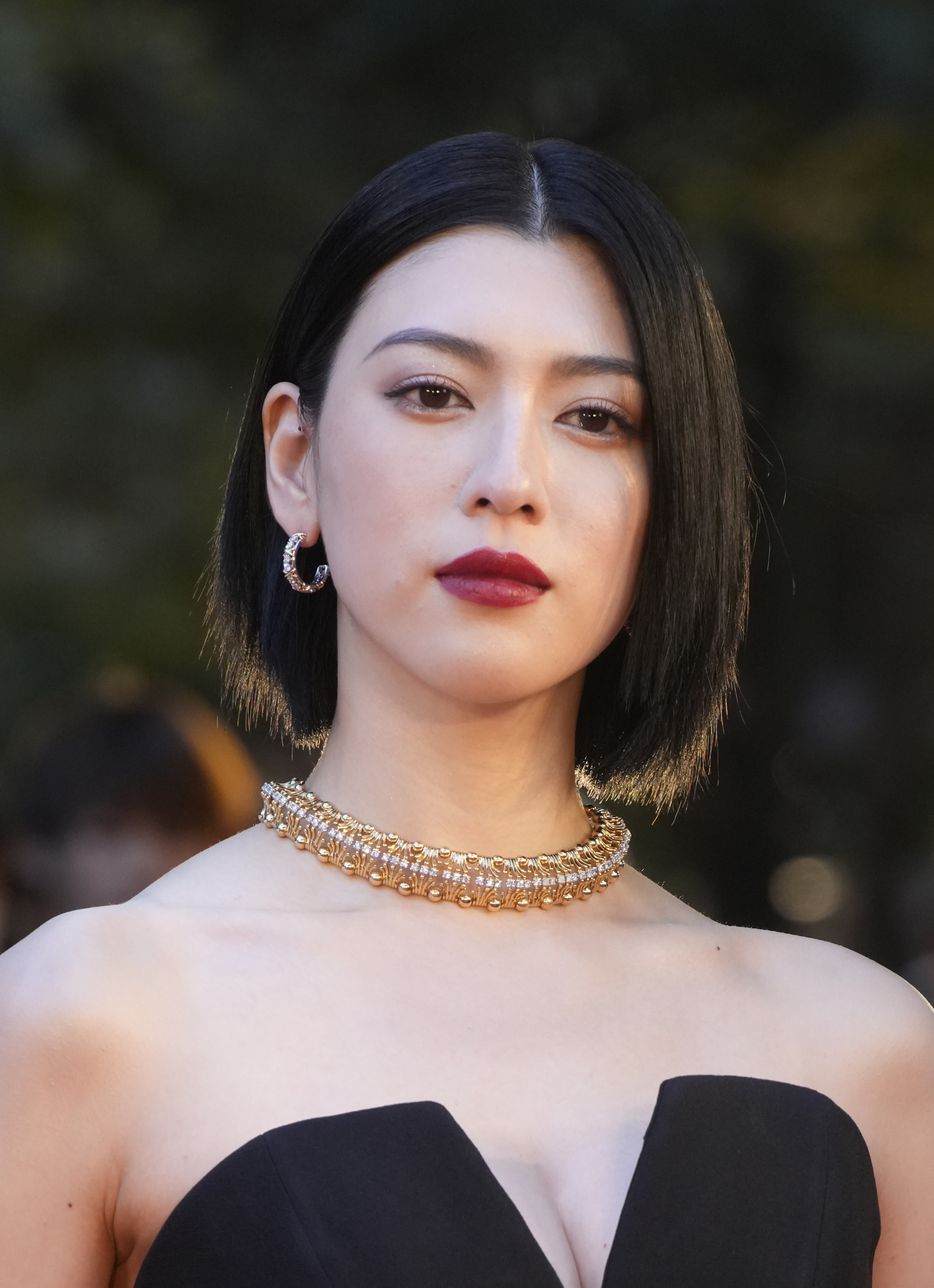 三吉彩花の「バキバキ」腹筋に衝撃走る…！「セクシー」「引き締まったボディ」とファン絶賛