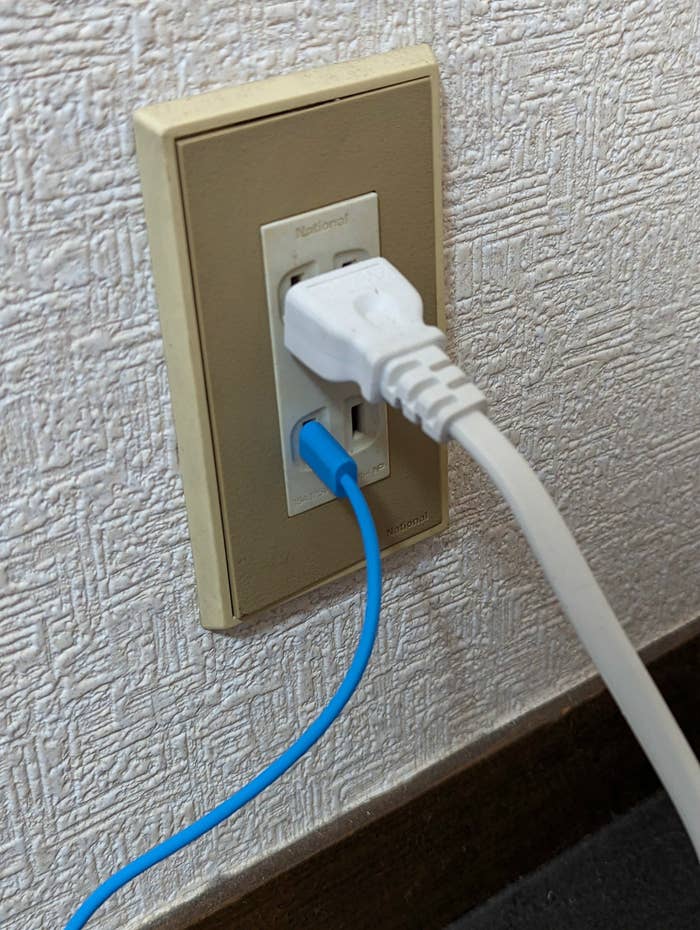 黒河優介さんが投稿した「コンセントに刺さったUSBケーブル」の写真(Twitter/wotakuro)