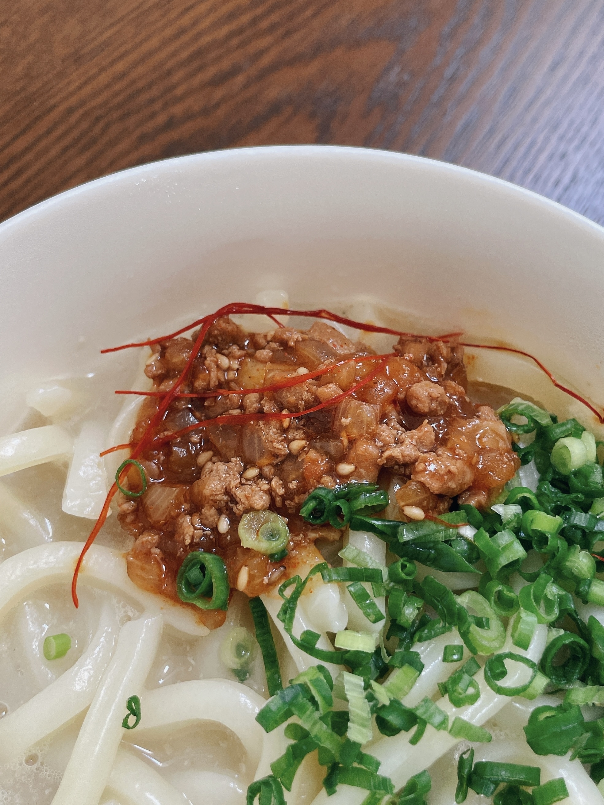 ローソンのオススメグルメ「ごま豆乳担々うどん」