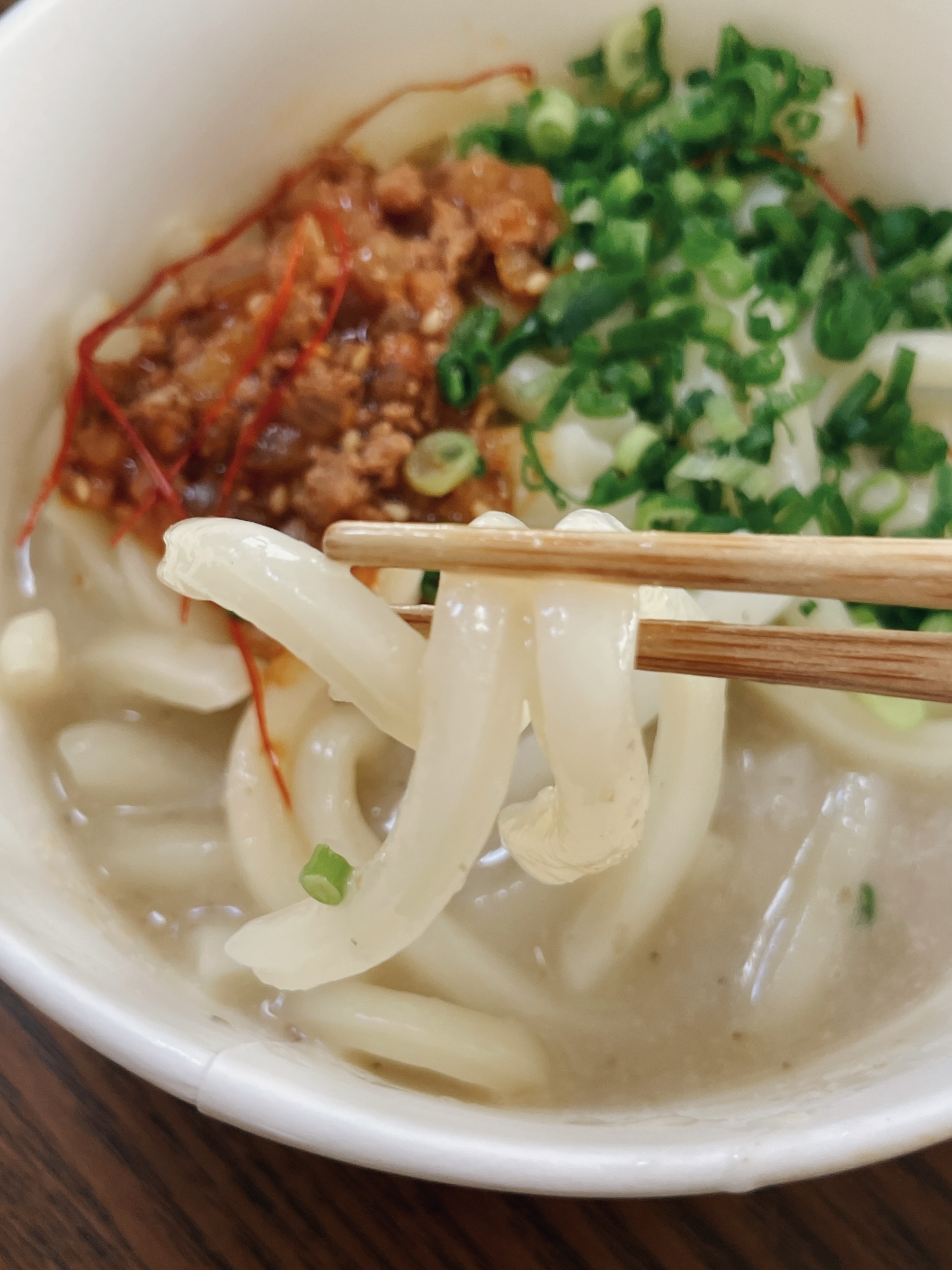 ローソンのオススメグルメ「ごま豆乳担々うどん」