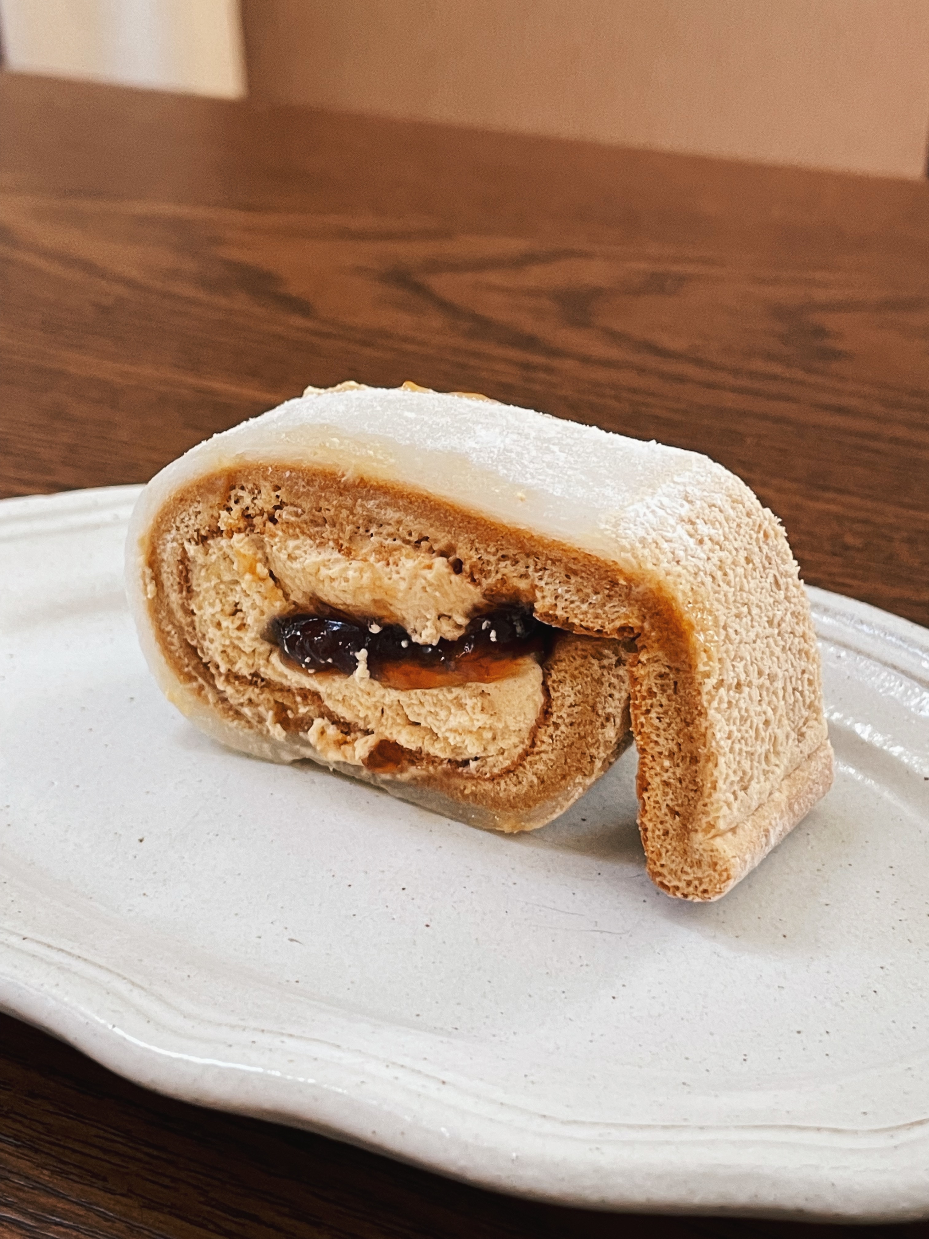 ローソンのオススメスイーツ「UC桔梗屋監修 お餅で巻いたもち食感ロール（黒みつ＆きなこクリーム）」