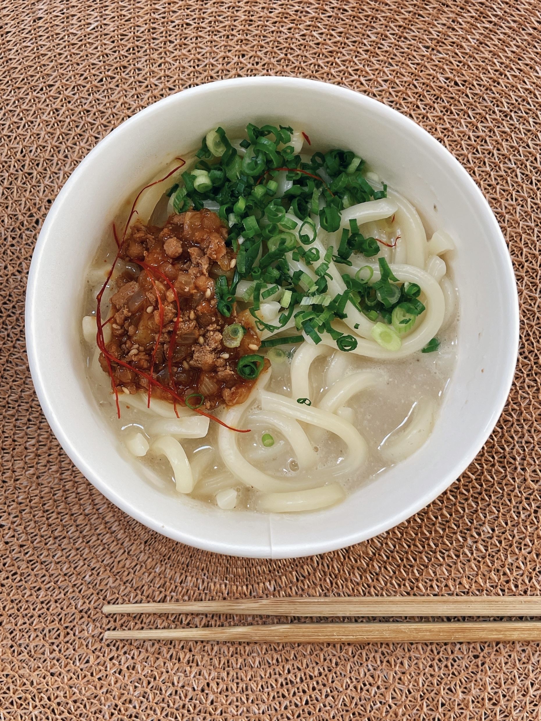 ローソンのオススメグルメ「ごま豆乳担々うどん」