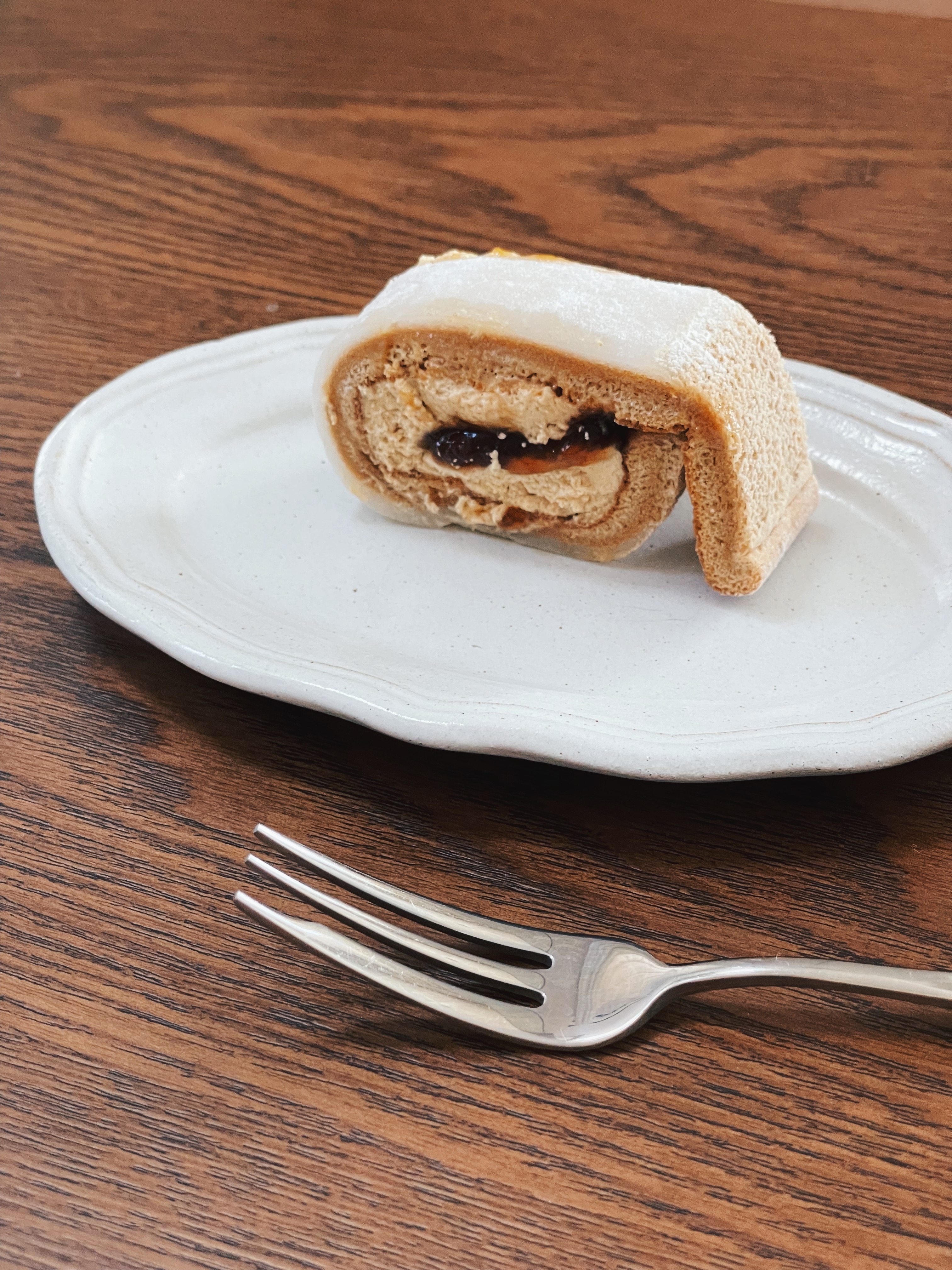 ローソンのオススメスイーツ「UC桔梗屋監修 お餅で巻いたもち食感ロール（黒みつ＆きなこクリーム）」