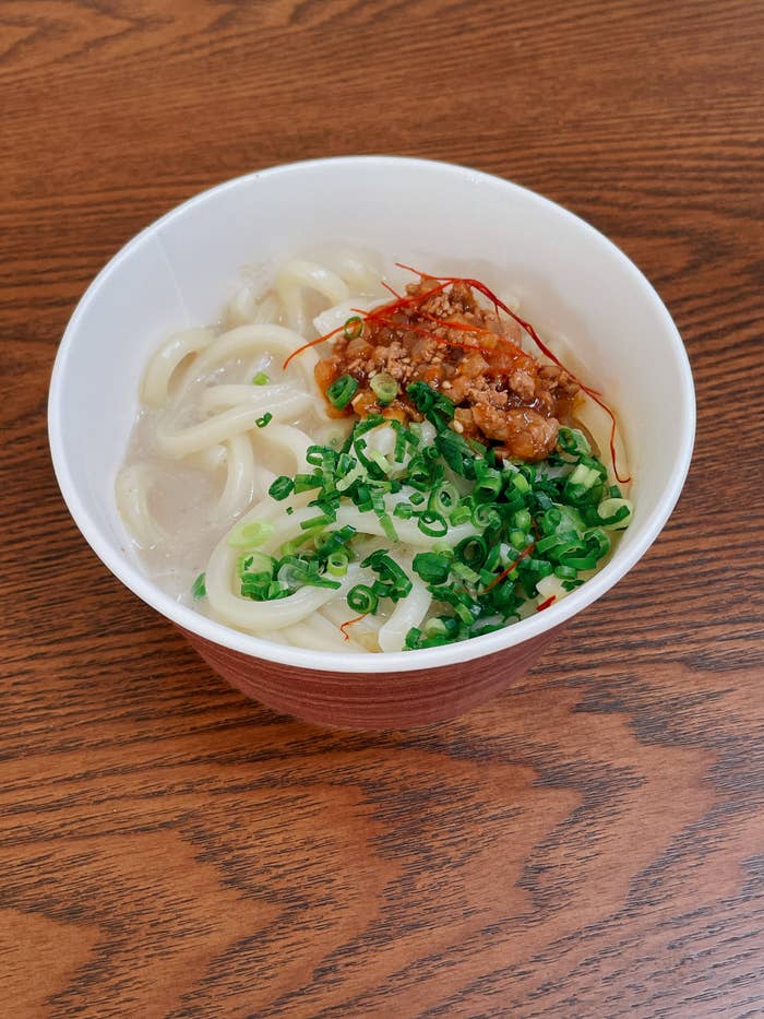 ローソンのオススメグルメ「ごま豆乳担々うどん」