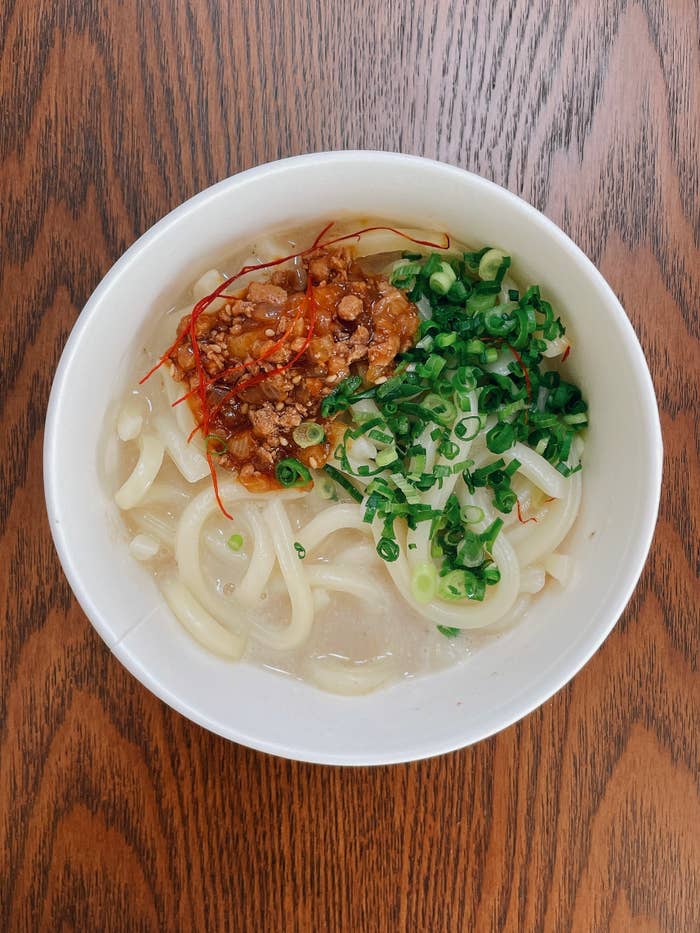 ローソンのオススメグルメ「ごま豆乳担々うどん」