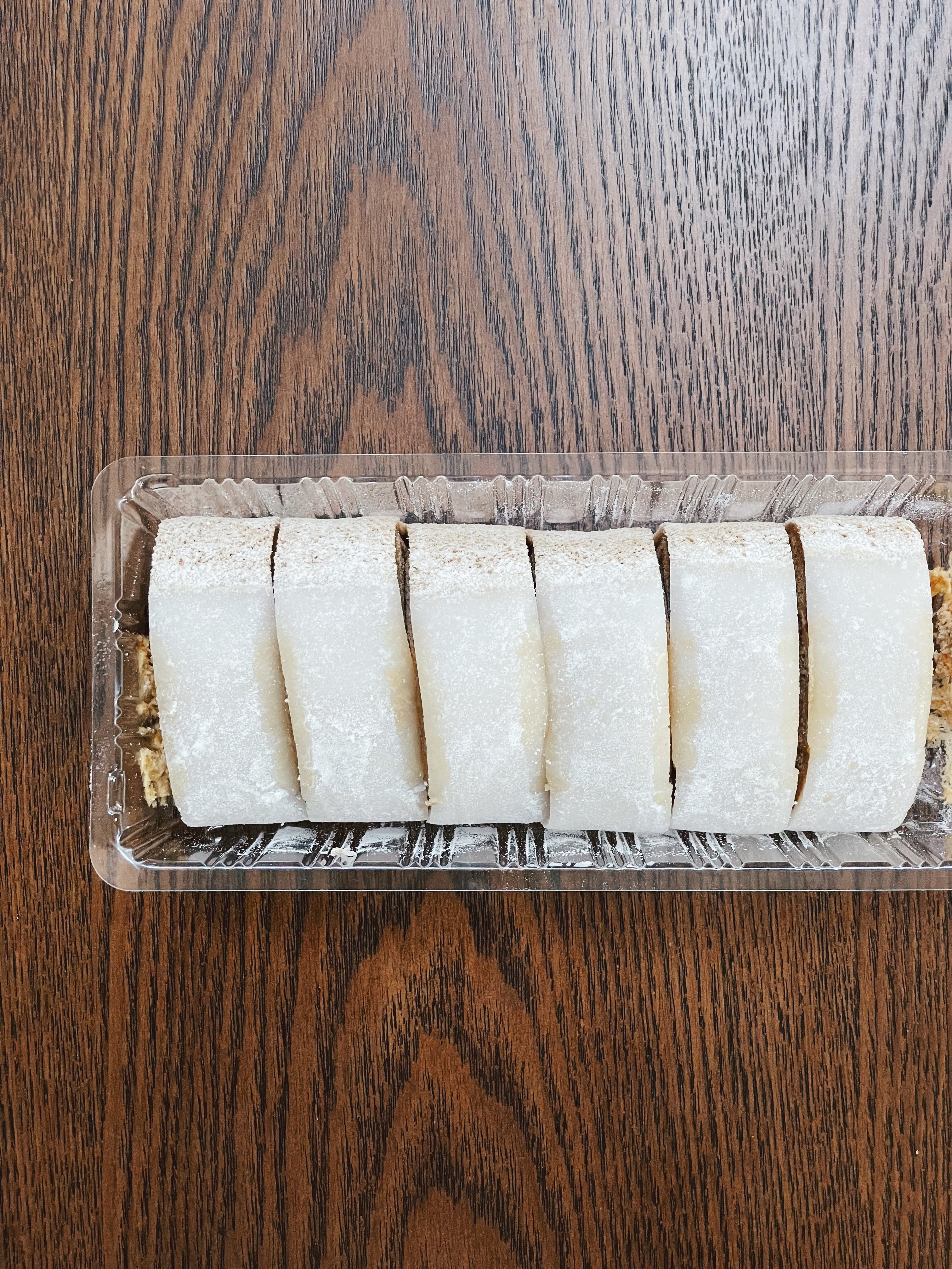 ローソンのオススメスイーツ「UC桔梗屋監修 お餅で巻いたもち食感ロール（黒みつ＆きなこクリーム）」