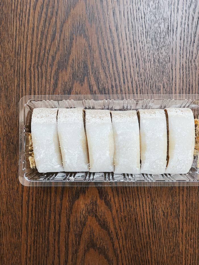 ローソンのオススメスイーツ「UC桔梗屋監修 お餅で巻いたもち食感ロール(黒みつ&きなこクリーム)」