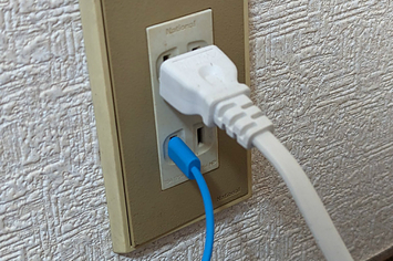 黒河優介さんが投稿した「コンセントに刺さったUSB端子」の写真