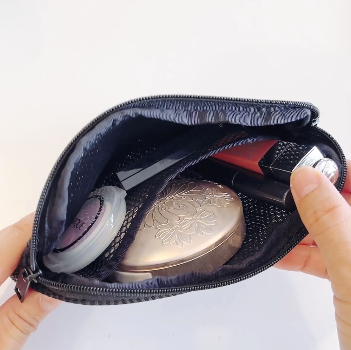 無印良品のオススメのグッズ「ポリエステルメッシュクッションケース」