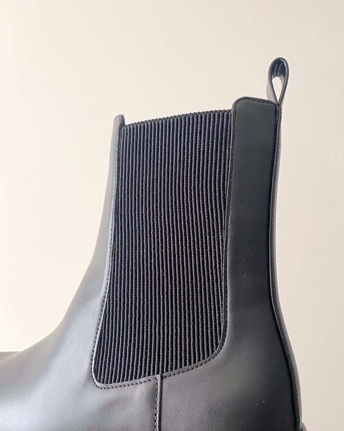 GU（ジーユー）のおすすめアイテム「ライトボリュームソールチェルシーブーツ」