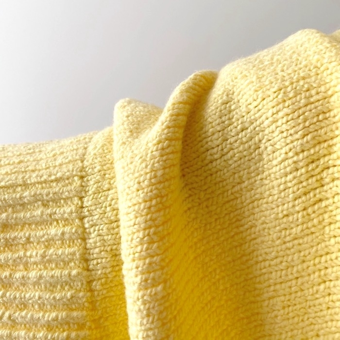 ユニクロのオススメのニット「ソフトニットVネックフレアスリーブカーディガン（長袖）」