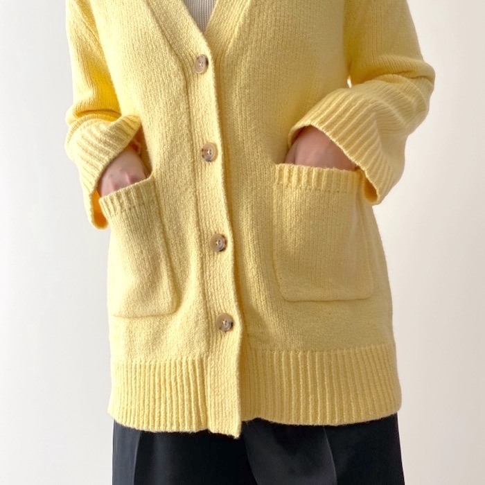 ユニクロのオススメのニット「ソフトニットVネックフレアスリーブカーディガン（長袖）」