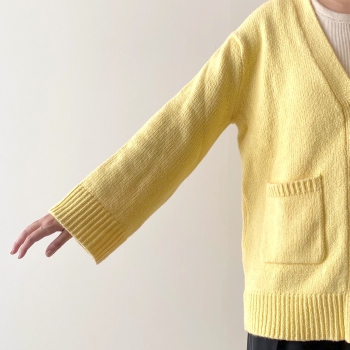 ユニクロのオススメのニット「ソフトニットVネックフレアスリーブカーディガン（長袖）」