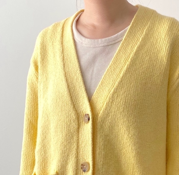 ユニクロのオススメのニット「ソフトニットVネックフレアスリーブカーディガン（長袖）」