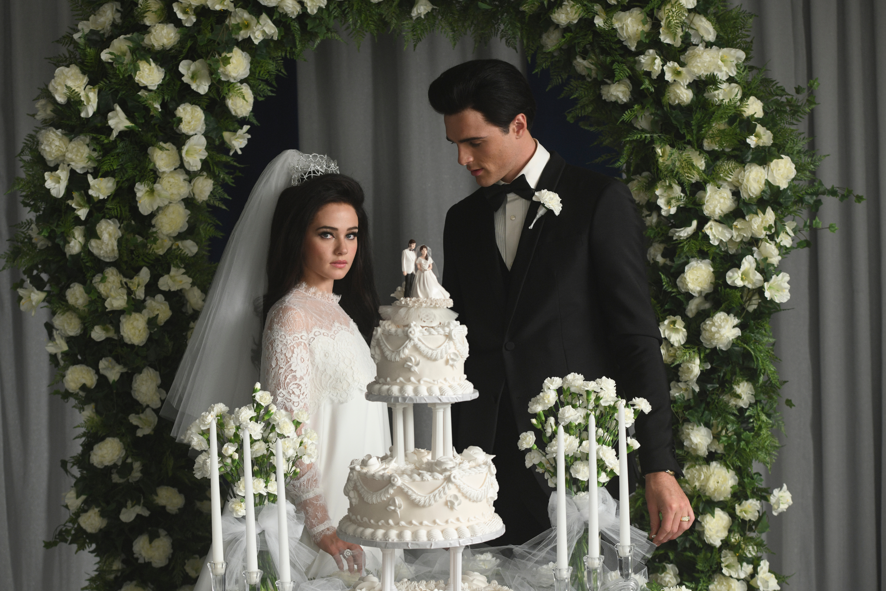 the couple in front of their wedding cake in the movie