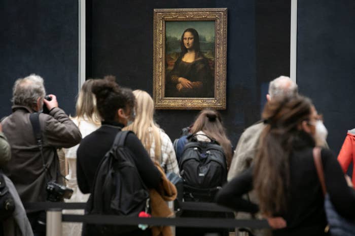 People in front of the &quot;Mona Lisa&quot;